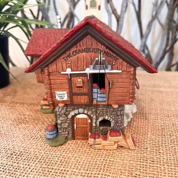 Department 56 New England Village The Cranberry House 56.56627 With Box - Picture 6 of 11